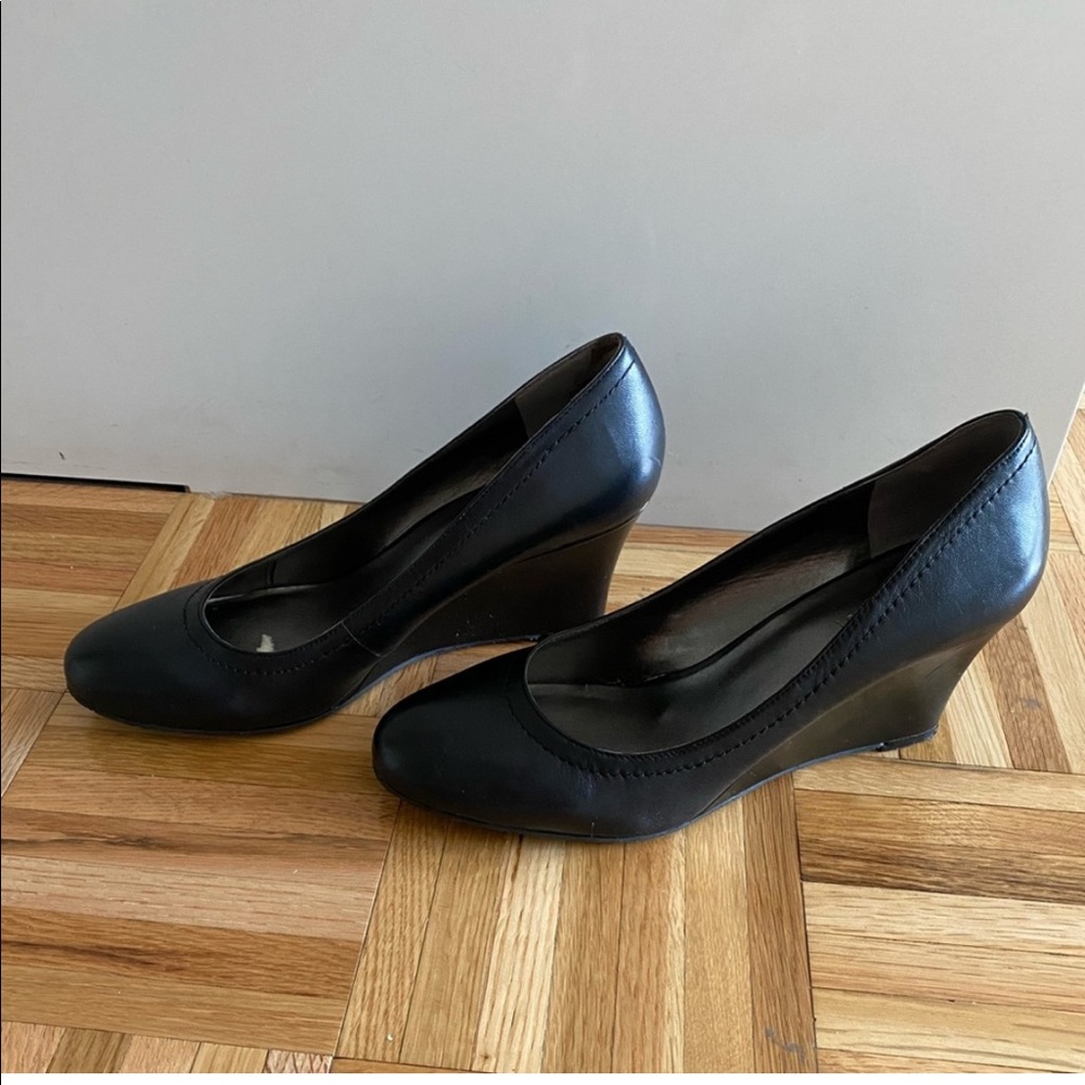 Nine West Women’s shoes
Size 9
Minor damage inside the sole only..